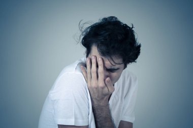 Genç adam korkar ve korku ve anksiyete içinde korkmuş jestler yapma şok hissediyor. Korkmuş ve çaresiz kendini örtbas etmeye çalışıyor. Boşluk Kopyala. İnsanlar ınsan ifadeleri ve duygusal reaksiyonlar.