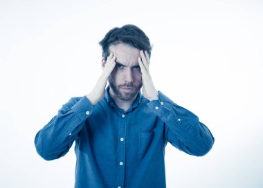 Genç sakallı bir adamın portresi, büyük acılar içinde migrenin endişeler ve düşüncelidir. Beyaz arka planda izole edilmiştir. Yüz ifadeleri ve duygular ve sağlık bakımı kavramı.