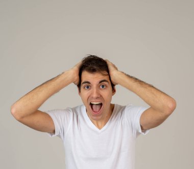 Hayret heyecan komik adam portresi veya, gülme ve sürpriz jestleri onun şans inanan değil yapmak, elde etmek. Mutlu yüz ifadesi ve ınsan duyguları mutluluk.