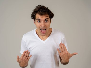 Hayret heyecan komik adam portresi veya, gülme ve sürpriz jestleri onun şans inanan değil yapmak, elde etmek. Mutlu yüz ifadesi ve ınsan duyguları mutluluk.