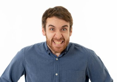 Mutlu ve sürpriz yüz işaret ve şok edici ve iyi bir şey heyecanlı görünümlü ile komik çekici genç adam portresi. İnsan duyguları, yüz ifadeleri. Reklam, satış veya kazanma.