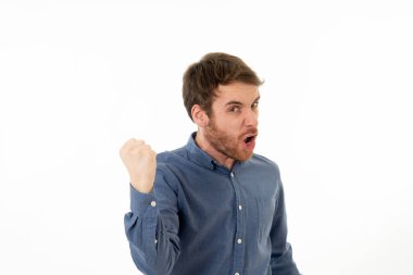 Genç mutlu ve heyecanlı bir adamın portresi kutluyor Piyango kazanan gol ya da tezahürat kadar yumruk ile büyük bir başarı. Insanlar başarı ve yüz Ifadesi ve pozitif ınsan duygular.