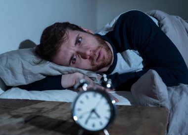 Uykusuzluk stres ve uyku bozukluğu kavramı. Uykusuz umutsuz Genç beyaz adam uykusunda uyku mümkün değil, sinirli ve endişeli görünümlü endişe ve alarm saati endişe hissediyorum.