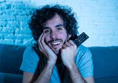 Genç hassas adam gece geç saatlerde evde tek başına televizyonda romantik film izlerken rehin. İnternet üzerinde aşk hikayesi film zevk bin yıllık adam. Gerçek erkeklerde savunmasız ve frenleme cinsiyet rolleri kavramı.