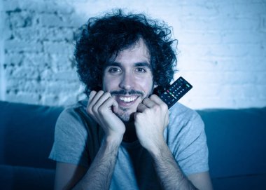 Genç hassas adam gece geç saatlerde evde tek başına televizyonda romantik film izlerken rehin. İnternet üzerinde aşk hikayesi film zevk bin yıllık adam. Gerçek erkeklerde savunmasız ve frenleme cinsiyet rolleri kavramı.