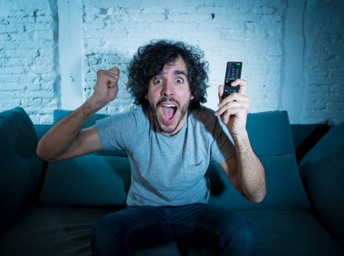TV gösterisi fan adam Lifestyle portre gece geç saatlerde Online TV heyecanlı favori serisi film veya futbol futbol oyunu izliyor. İnsanlar içerik bağımlılığı ve eğlence konsepti akışı.