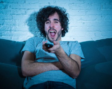 Fore milenyal adam izlerken sitcom ya da dizi uyuyan uyku gece geç saatlere kadar düşüyor. Genç erkek Zap ve TV kanallarını değiştirmek göstermek veya film gece öldürme zaman huzursuz duygu arıyor