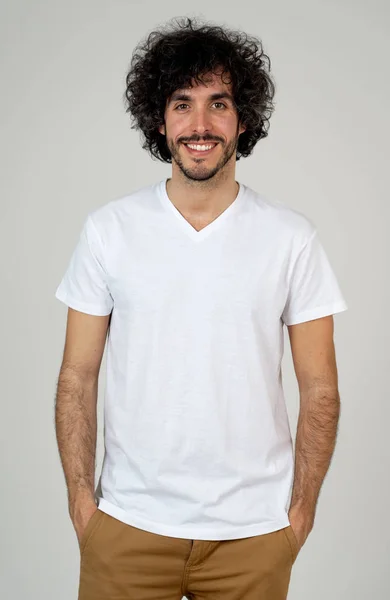 세련된 머리와 아름다운 미소와 라틴어 남자의 초상화입니다 밀레니엄 힙스터 자신감 — 스톡 사진