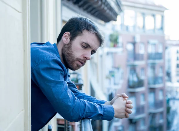 Lonely Smutny Człowiek Patrząc Zewnątrz Dom Balkon Uczucie Depresji Cierpienie — Zdjęcie stockowe