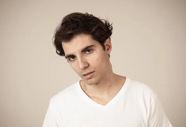 Närbild Headshot Unga Latinska Mannen Med Naturliga Och Allvarliga Ansikte — Stockfoto