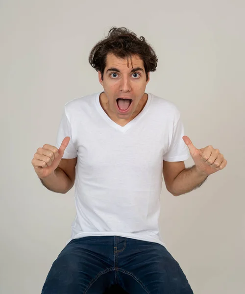 Πορτραίτο Της Έκπληξης Ενθουσιασμένος Αστείος Άνθρωπος Επίτευξη Του Στόχου Του — Φωτογραφία Αρχείου