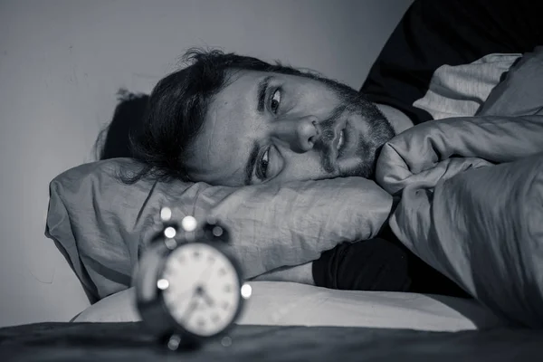 Hombre Caucásico Joven Insomne Desesperado Despierto Por Noche Capaz Dormir —  Fotos de Stock