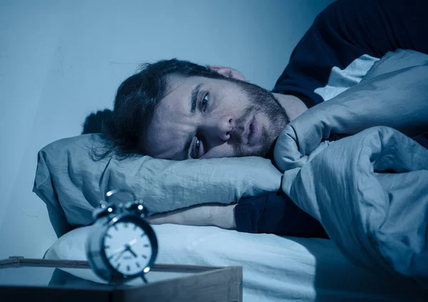 Hombre Caucásico Joven Insomne Desesperado Despierto Por Noche Capaz Dormir — Foto de Stock