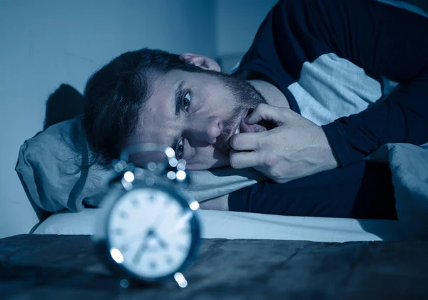 불면증과 절망적 남자는 없습니다 좌절과 스트레스와 개념에서 불면증으로 시계를보고 — 스톡 사진