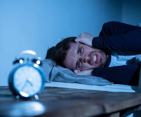 Jeune Homme Caucasien Insomniaque Désespéré Réveillé Nuit Incapable Dormir Sentant — Photo