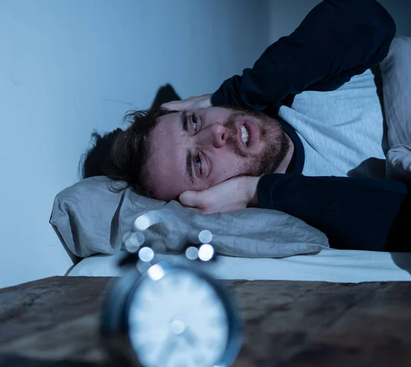 불면증과 절망적 남자는 없습니다 좌절과 스트레스와 개념에서 불면증으로 시계를보고 — 스톡 사진