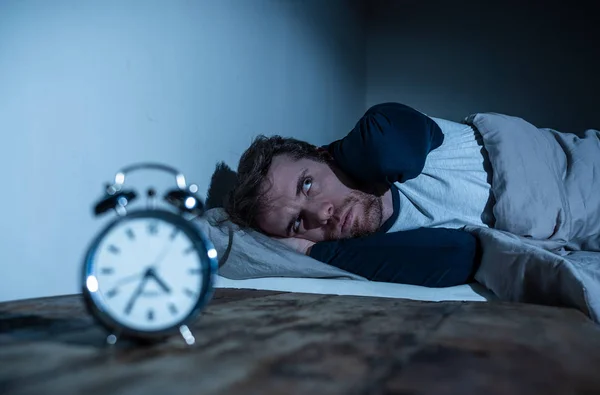 Insonnia Stress Disturbi Del Sonno Concetto Insonne Disperato Giovane Uomo — Foto Stock