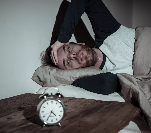 Představa Insomnie Stresu Spánková Porucha Bezesný Mladý Kavkazský Muž Který — Stock fotografie
