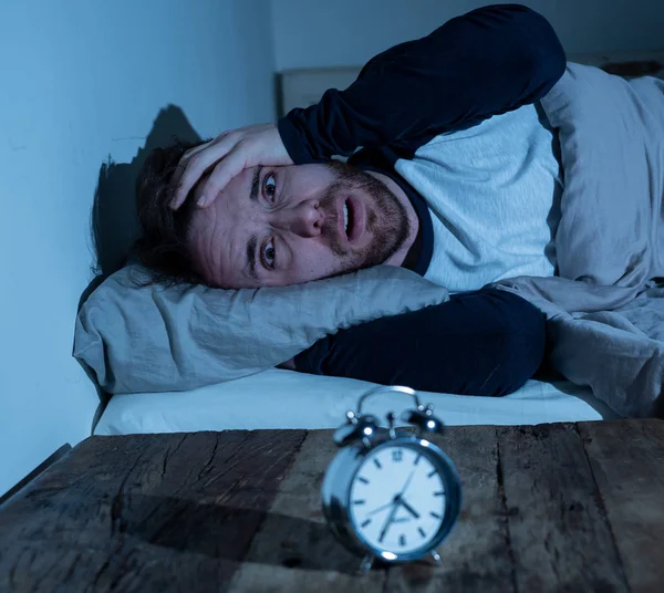 Slapeloosheid Stress Slaapstoornis Concept Slapeloze Wanhopige Jonge Kaukasische Man Wakker — Stockfoto