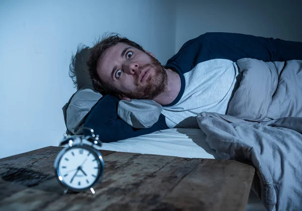 Slapeloosheid Stress Slaapstoornis Concept Slapeloze Wanhopige Jonge Kaukasische Man Wakker — Stockfoto