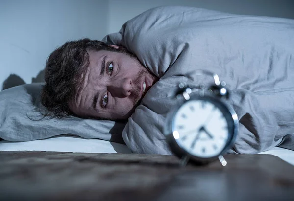 Duševní Zdraví Nespavost Poruchy Spánku Frustrovaný Beznadějný Člověk Který Noci — Stock fotografie