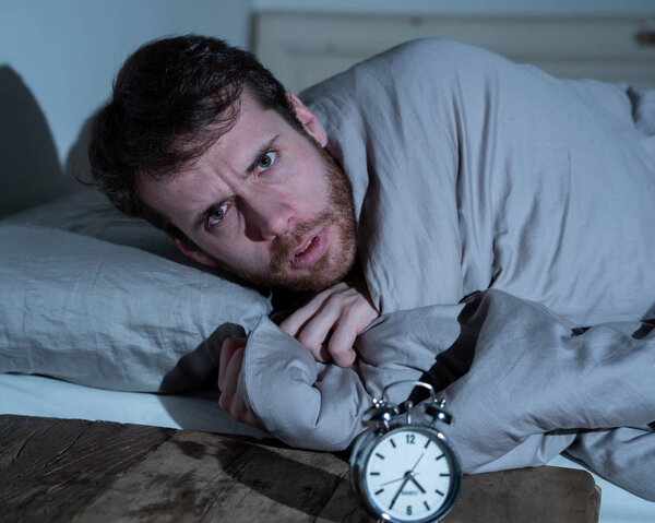 Психическое здоровье, бессонница и нарушения сна. Разочарованный и безнадежный бессонный человек, глядя в беде на будильник проснулся ночью не в состоянии спать страдает тревогой, вызванной стрессом на работе
.