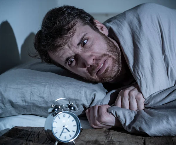 Psykisk Hälsa Sömnlöshet Och Sömnbesvär Frustrerad Och Hopplös Sömnlösa Man — Stockfoto