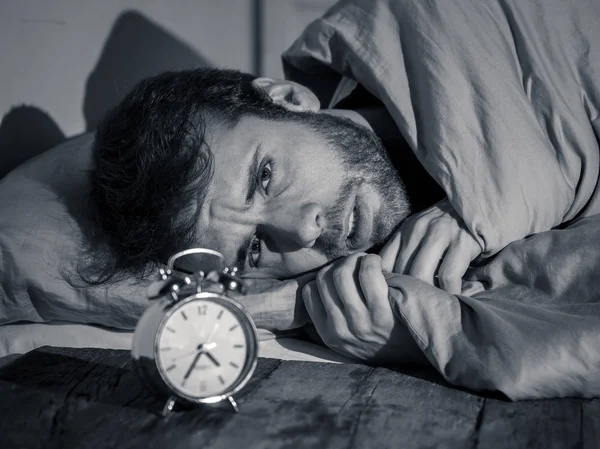 불면증 직장에서 스트레스로 불안을 깨어있는 시계에서 고민을 바라보는 좌절하고 절망적인 — 스톡 사진