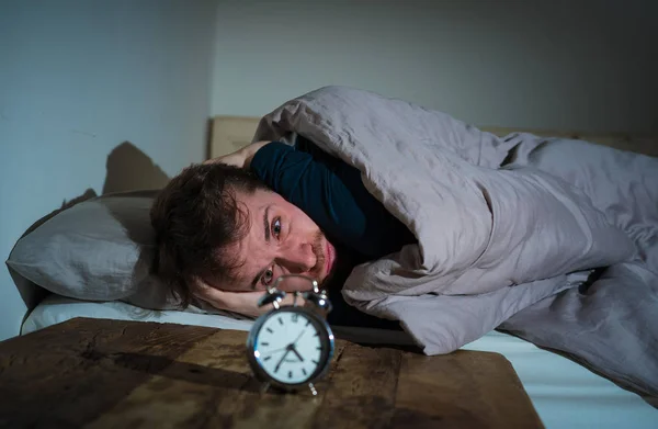 Duševní Zdraví Nespavost Poruchy Spánku Frustrovaný Beznadějný Člověk Který Noci — Stock fotografie