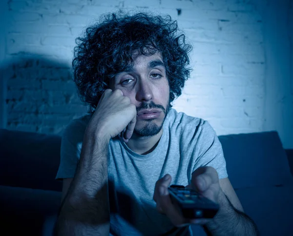 Homem Millennial Entediado Assistindo Sitcom Série Adormecendo Sofá Tarde Noite — Fotografia de Stock