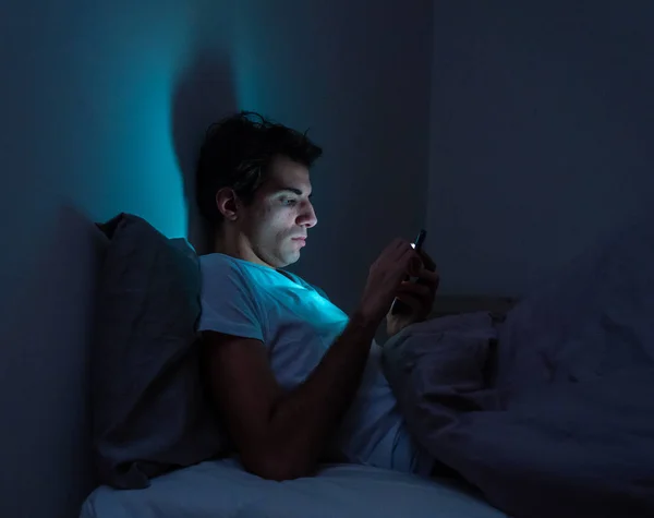 Портрет Человека Зависимого Сотовых Телефонов Проснувшегося Поздно Ночью Постели Помощью — стоковое фото