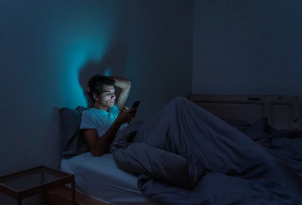 Viciado Conversando Surfando Internet Com Telefone Inteligente Tarde Noite Cama — Fotografia de Stock