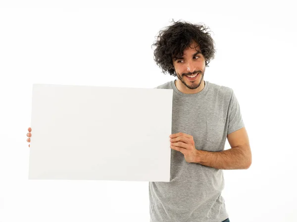 Homem Millennial Engraçado Bonito Mostrando Apontando Para Placa Branco Com Fotografias De Stock Royalty-Free