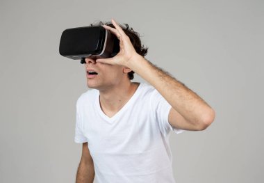 VR deneyimi. Hayran ve heyecanlı adam 360 VR kulaklık gözlükleri kullanarak, simülasyon hakkında heyecanlı duygu, jestleri yeni sanal dünya ile etkileşim eğlenceli hale. Yenilik ve yeni teknoloji.