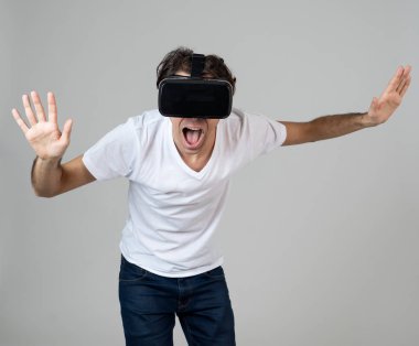 VR deneyimi. Hayran ve heyecanlı adam 360 VR kulaklık gözlükleri kullanarak, simülasyon hakkında heyecanlı duygu, jestleri yeni sanal dünya ile etkileşim eğlenceli hale. Yenilik ve yeni teknoloji.