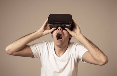 VR deneyimi. Hayran ve heyecanlı adam 360 VR kulaklık gözlükleri kullanarak, simülasyon hakkında heyecanlı duygu, jestleri yeni sanal dünya ile etkileşim eğlenceli hale. Yenilik ve yeni teknoloji.