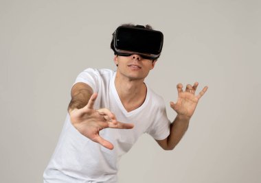 VR kulaklık gözlükleri dokunmadan ve sanal gerçeklik dünyası ile etkileşim kullanarak hayran komik adam, heyecanlı keşfetmek ve 360 VR simülasyon eğlenceli hissediyorum. Yenilik ve yeni teknoloji konsepti.