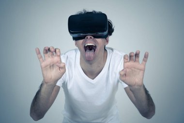 VR kulaklık gözlükleri dokunmadan ve sanal gerçeklik dünyası ile etkileşim kullanarak hayran komik adam, heyecanlı keşfetmek ve 360 VR simülasyon eğlenceli hissediyorum. Yenilik ve yeni teknoloji konsepti.