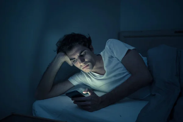 Uomo Tossicodipendente Che Chatta Naviga Internet Con Smartphone Tarda Notte — Foto Stock