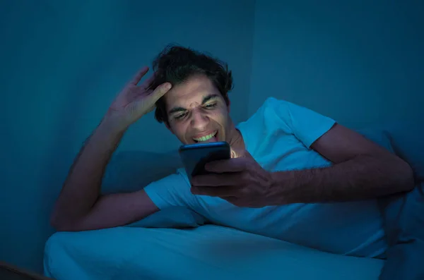 Зависимый Мужчина Болтает Занимается Серфингом Интернете Смартфоном Поздно Ночью Постели — стоковое фото