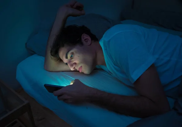 Viciado Conversando Surfando Internet Com Telefone Inteligente Tarde Noite Cama — Fotografia de Stock