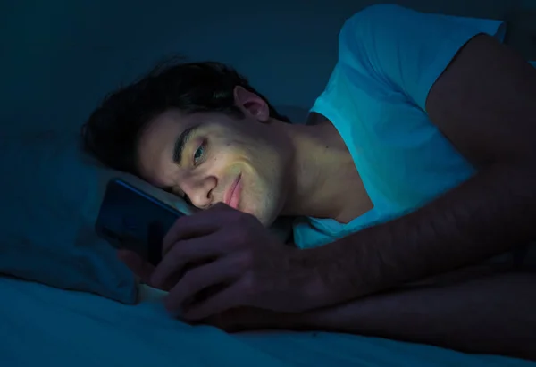 Зависимость Социальных Сетей Молодой Человек Чата Серфинга Интернете Смартфоне Ночью — стоковое фото