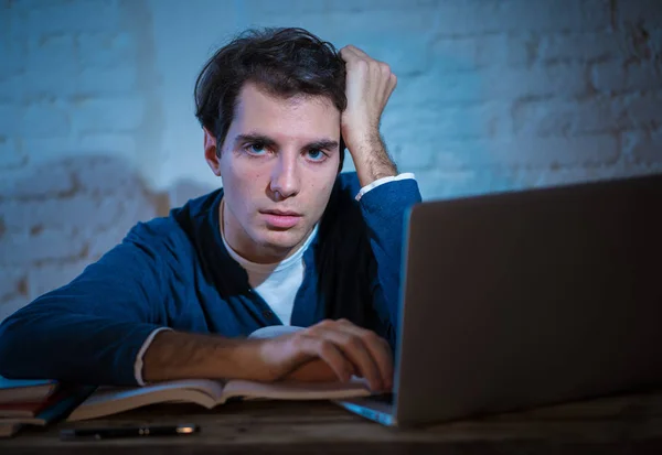 Överarbetad Och Stressad Ung Student Förbereder Tentor Sent Kvällen Laptop — Stockfoto