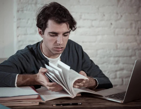 Estudiante Joven Sobrecargado Trabajo Estresado Preparando Exámenes Tarde Noche Portátil — Foto de Stock