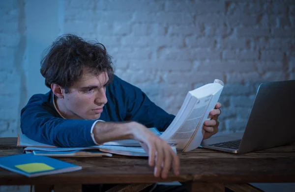 Overwerkte Beklemtoonde Jonge Student Voorbereiden Van Examens Laat Nacht Laptop — Stockfoto