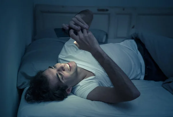 미디어에 침대에서 스마트 인터넷에서 모바일 어두운 침실에서 불면증과 온라인 네트워크 — 스톡 사진