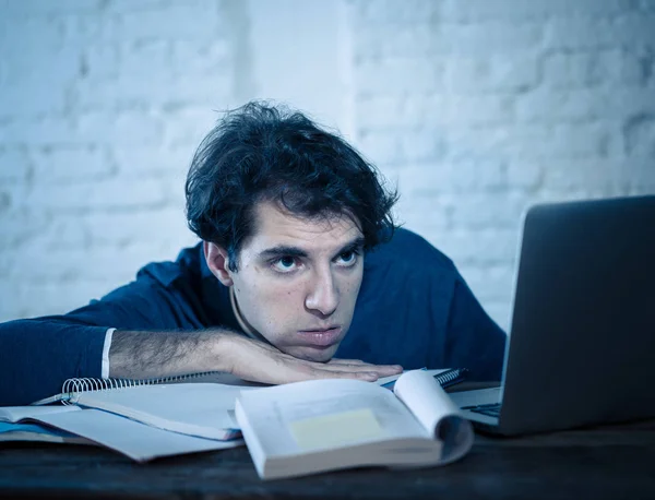 Estudiante Joven Sobrecargado Trabajo Estresado Preparando Exámenes Tarde Noche Portátil — Foto de Stock