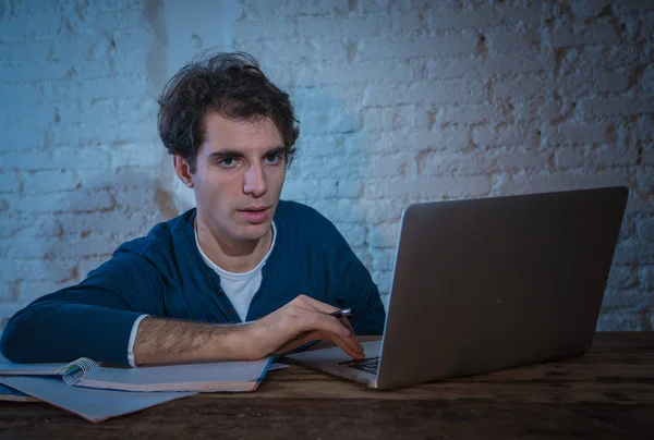 Estudiante Joven Sobrecargado Trabajo Estresado Preparando Exámenes Tarde Noche Portátil — Foto de Stock