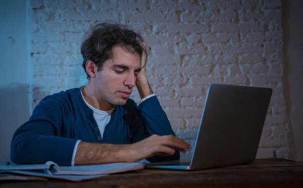 Överarbetad Och Stressad Ung Student Förbereder Tentor Sent Kvällen Laptop — Stockfoto