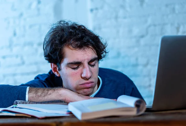 Estudiante Varón Con Exceso Trabajo Cansado Que Trabaja Hasta Tarde — Foto de Stock